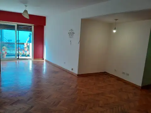 Amplio monoambiente con balcón