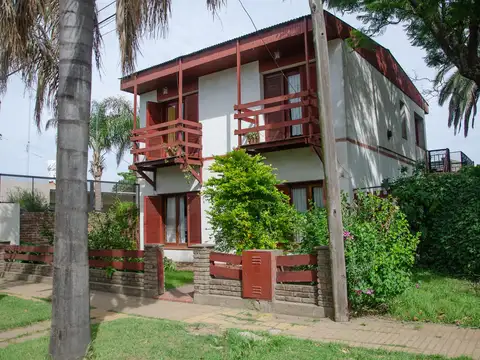 Casa en venta, 5 dormitorios en Villa Ramallo, oportunidad, con balcón