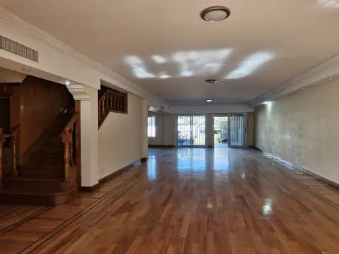 Casa en Alquiler con 4 cocheras
