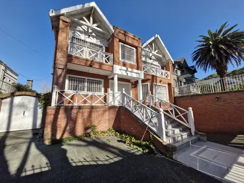 Casa en Alquiler en Martínez | 4 Dormitorios | 2 Suites | Playroom 90 m² | Pileta | Garage 4 Autos