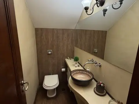 Casa 5 ambientes con 4 baños