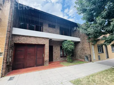 Venta de casa de 5 ambientes con cochera y quincho en Wilde