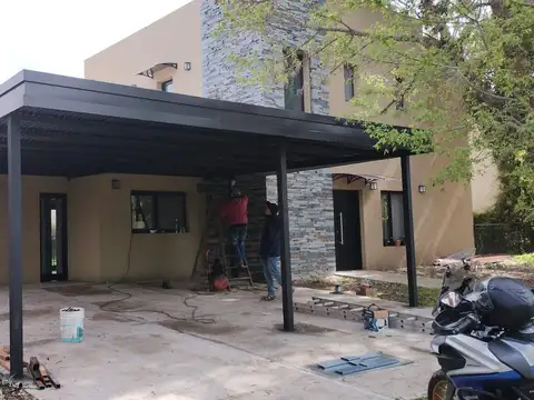 Casa 5 ambientes con 4 baños