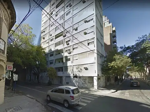 Departamento en esquina. Céntrico, tres dormitorios.