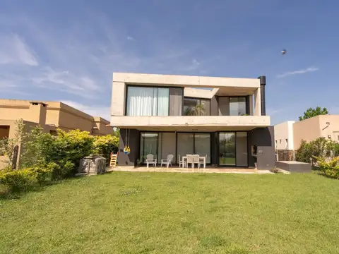 Casa 5 ambientes con 3 baños