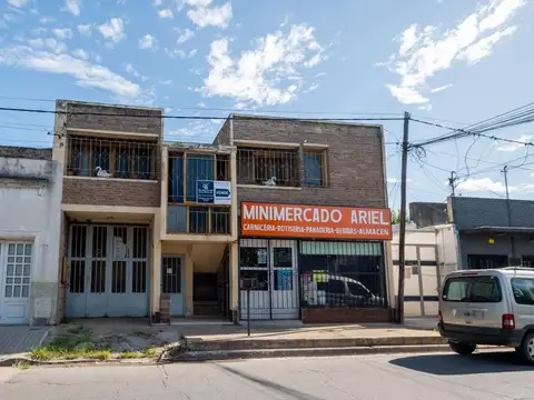 Casa 2 dormitorios con local comercial y galpón con accesos independientes. Ideal renta!