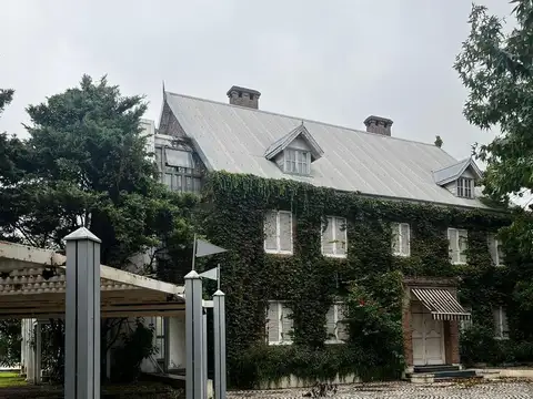 Casa 15 ambientes con 10 baños