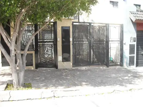 PH c/Patio PB y Cochera Auto chico- Entrada Independiente- 2 cuadras Directorio- Sin Expensas Wp 