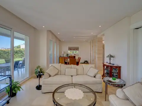 Casa 5 ambientes con 4 baños