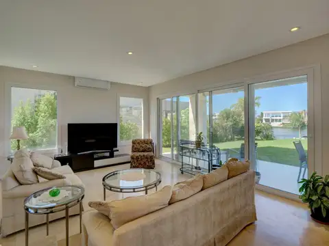 Casa en Alquiler con 1 cochera