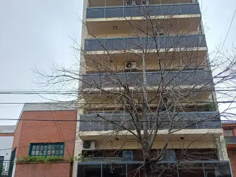Departamento 3 ambientes al frente con balcón aterrazado.