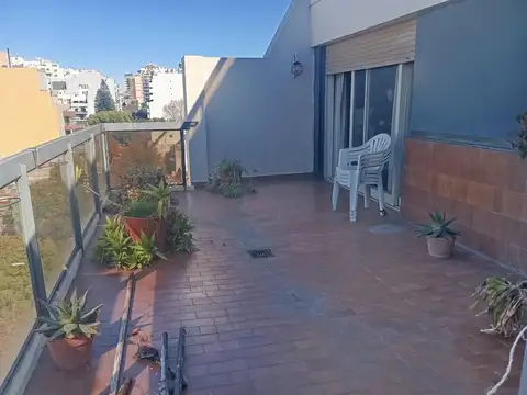 Departamento 3 ambientes al frente con balcón aterrazado.