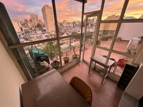 Departamento 3 ambientes al frente con balcón aterrazado.