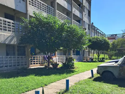 DEPARTAMENTO 3 AMBIENTE 34 M2- ASFALTO Y LINEAS DE COLECTIVOS PASAN POR EL FRENTE- JARDINES Y ESTACIONAMIENTO