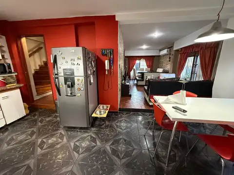 Casa 4 ambientes con 2 baños