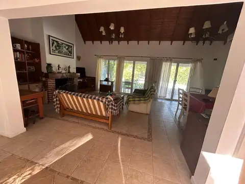 Casa 6 ambientes con 2 baños