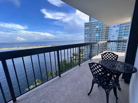 Brickell Ave 2300, Piso 14