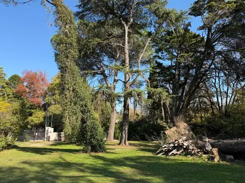 Único terreno con casa a reciclar en la entrada al Barrio -