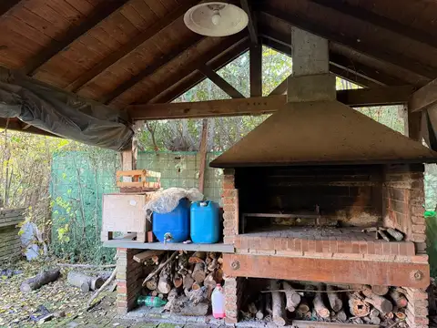 Único terreno con casa a reciclar en la entrada al Barrio -