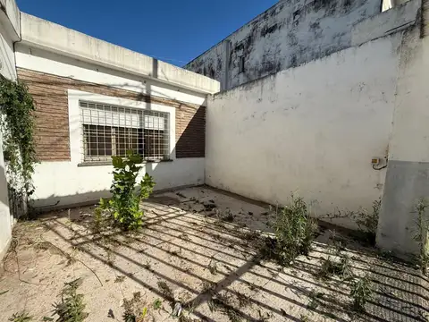 EN VENTA - CASA DOS DORMITORIOS CON JARDIN Y COCHERA - LAS HERAS, ROSARIO.