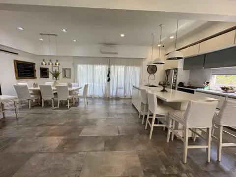Casa 4 ambientes con 4 baños