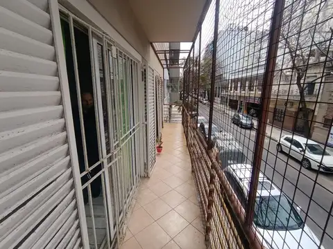 Departamento 3 ambientes frente balcon Quirno al 100 Flores