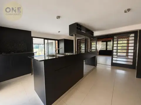 Casa 4 ambientes con 2 baños