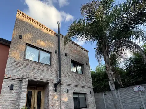 HERMOSA CASA EN VENTA DE 5 AMBIENTES CON GALERIA, PARRILLA Y PILETA EN BARRIO CERRADO LAS CORTADERAS