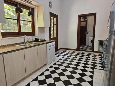 Casa en alquiler con pileta, 4 dormitorios (2suites)