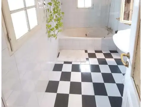 CASA CON JARDIN-COCHERA Y  PISCINA  5 AMBIENTES FRENTE AL DOT EN VTE LOPEZ