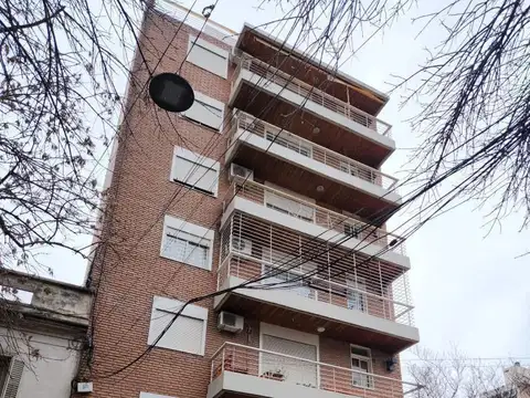 Venta Departramento. Rosario con cochera!. Barrio Lourdes. Al frente. Alquilado.