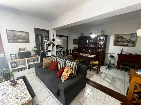 Casa 4 ambientes con 2 baños