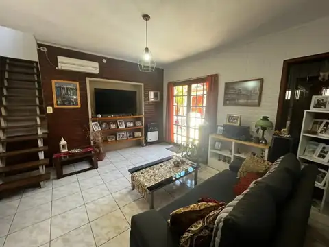 Casa en Venta con 2 cocheras