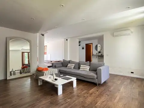 VENTA: Casa de cinco dormitorios con jardín. APTA CRÉDITO.