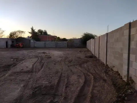 exelente terreno totalmente cerrado con 4 departamentos a refaccionar