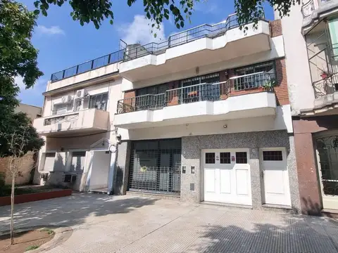 VENTA PH 4 AMBIENTES con PATIO y TERRAZA y LOCAL en PB en Barracas