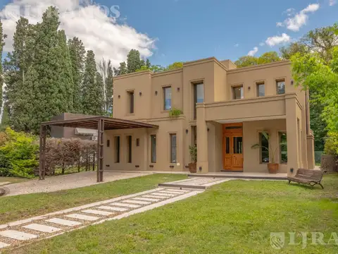 Casa 7 ambientes con 3 baños