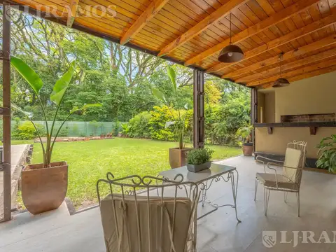 Casa en Venta con 2 cocheras