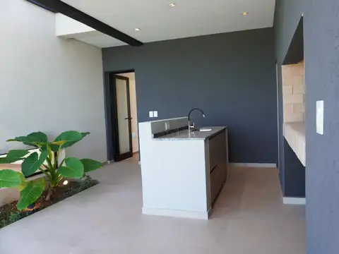 Casa en Venta con 5 cocheras