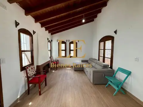 Casa en Alquiler con 2 cocheras