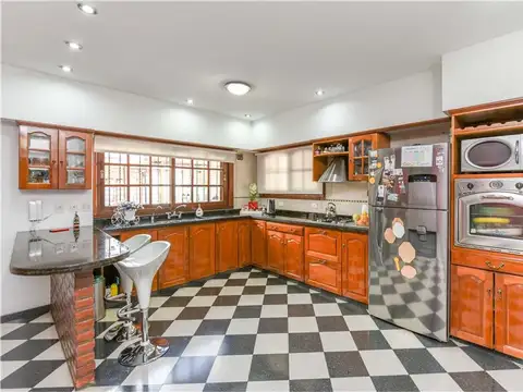 Casa en venta Bernal. Pileta. Parque