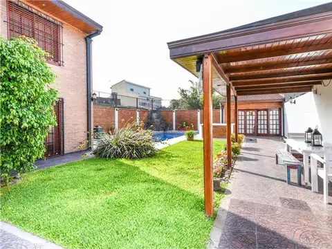 Casa en venta Bernal. Pileta. Parque
