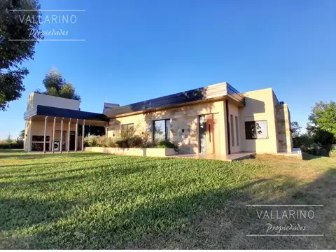 Casa 3 dormitorios con parque, Loteo San Juan Primero, Colón.