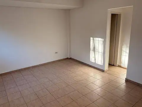 Venta de monoambiente con patio en Moreno