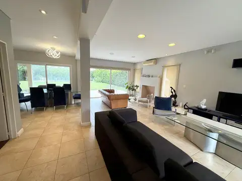 Casa en Alquiler con 4 cocheras