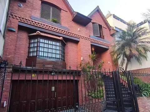 Excelente casa con jardín y pileta. Alquiler o venta. cocheras