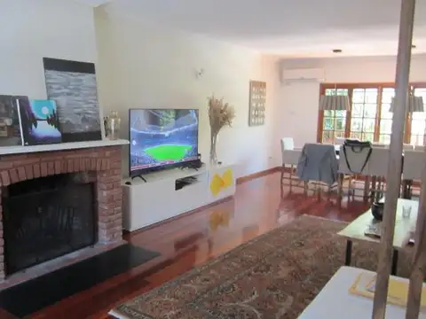 Excelente casa con jardín y pileta. Alquiler o venta. cocheras