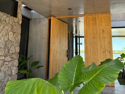 Casa en Venta con 4 cocheras