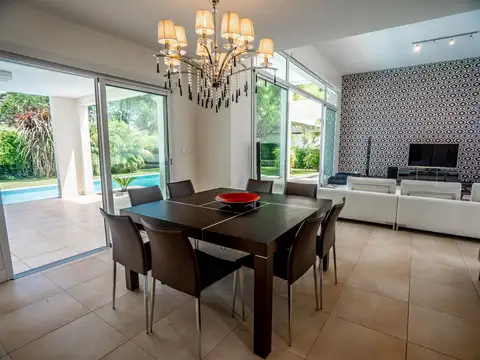 Casa 6 ambientes con 5 baños