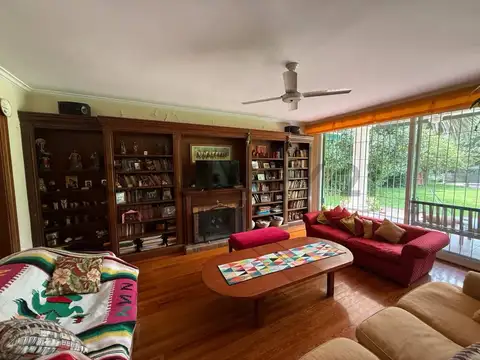 Venta casa de categoría 9 amb.Olivos Acepta prop menor valor